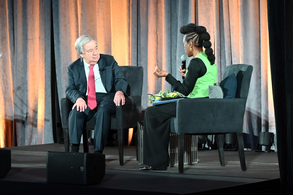 El Secretario General António Guterres (izquierda) habla con el moderador Femi Oke tras su discurso sobre la acción por el clima desde el Museo Americano de Historia Natural de Nueva York.